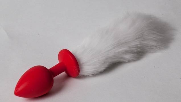 Анальная пробка 4sexdream с белым хвостом, красная силикон 2,8 х 18,9 см